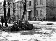 Немецко-фашистские войска ведут бой у стен Брестской крепости 