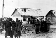 Группа советских военнопленных в одном из населенных пунктов 