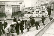 Москвичи на строительстве баррикад на окраине города 