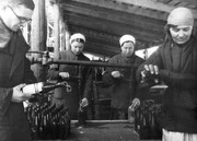 Изготовление на одном из заводов Москвы бутылок с зажигательной смесью для борьбы с танками противника 