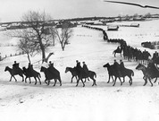 Кавалеристы 2-го гвардейского кавалерийского корпуса генерал-майора Доватора Л.М. направляются на передовые позиции 