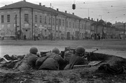 Окоп на перекрестке улиц Коммунаров и Советской г.Тулы. Бойцы с противотанковым ружьем обороняют улицу    