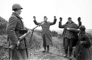 Немецкие солдаты сдаются в плен 