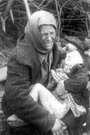 После налета вражеской авиации. Татьяна Онищенко с дочкой на руках, смертельно раненой осколками немецкой бомбы    