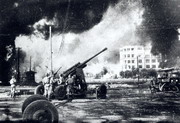 Горящий Сталинград. Зенитная артиллерия ведет огонь по немецким самолетам 