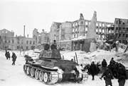 Танки Н-ской бригады входят в город Сталинград с победоносным флагом 
