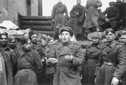 Митинг советских воинов у Бранденбургских ворот. Выступает поэт Долматовский Е