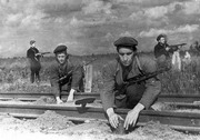 Партизаны отряда «Народный мститель» Темкинского района минируют железнодорожное полотно 5 августа  1943 г. Место съемки: Смоленская область