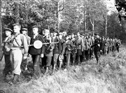 7-я рота Путивельских партизан на марше в Карпатском рейде, справа, у строя – командир роты Ефремов С.НАпрель  1943 г. Место съемки: Карпаты