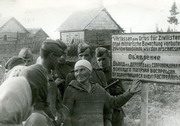 Жители села близ Опочки рассказывают своим освободителям бойцам 2-го Прибалтийского фронта о тяжелой жизни в немецкой неволе    25 июня  1944 г.