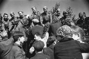 Население освобожденных районов Латвии встречает воинов Красной Армии   1944 г.Место съемки: 2-й Прибалтийский фронт
