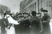 Жители Варшавы встречают освободителей – бойцов Красной Армии и 1-й армии Войска Польского.17 января  1945 г.