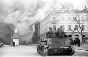 Советские самоходные орудия входят в г.Ченстохов 8 февраля  1945 г.