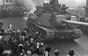 Жители Лодзи приветствуют советских танкистов, въезжающих в город    1945 г.место съемки - Польша