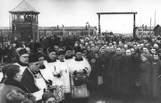 Поминальная богослужение по погибшим узникам концлагеря Освенцим (Аушвиц)    1944 г.Место съемки: Польша
