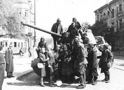 Советские войска на улице освобожденного города Вены    