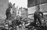 Пехотинцы ведут бой за Берлин1945 г.Место съемки: г. Берлин