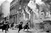 Советские солдаты пробегают по улице горящего Берлина