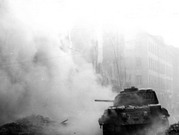 Экипаж танка части Героя Советского Союза полковника Константинова Н.П.выбивает гитлеровцев из дома на улице Лейпцигерштрассе 1945 г.Место съемки: г. Берлин