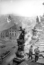 Советские воины водружают знамя Победы над Рейхстагом    