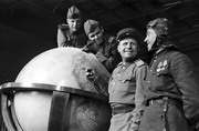 Советские воины у глобуса, которым пользовался Гитлер    