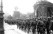 Колонны советских войск проходят по улицам Берлина    