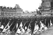 Колонна офицеров Красной Армии с поверженными фашистскими знаменами на Параде Победы 24 июня  1945 г.