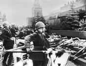 Колонна офицеров Красной Армии, бросающих фашистские знамена к подножью мавзолея им.В.И.Ленина 24 июня  1945 г.Место съемки: г. Москва